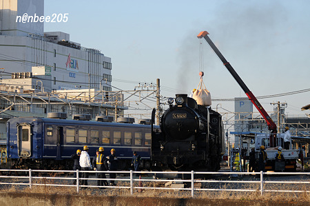 機関区で給炭がはじまります。