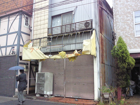 成蹊大学隣のラーメン生郎、看板が凄い事になっています #kichijoji