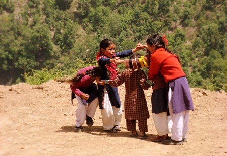 インド　ダラムシャーラー近郊の山村の小学校に通う子供たち