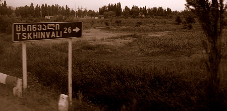 南オセチアの首都ツヒンバリまで26キロの標識