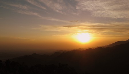 インド　ダラムシャーラー近郊に沈む夕陽