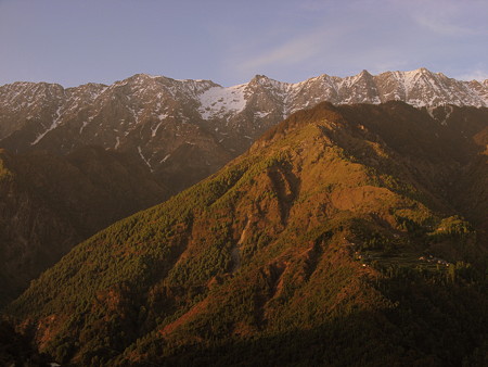 インド　ダラムシャーラー近郊の山々