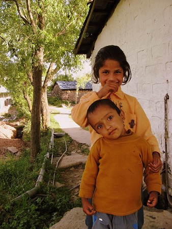 インド　ダラムシャーラー近郊の村に住む子供たち