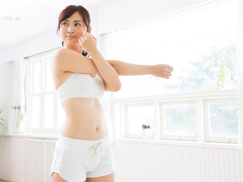 ストレッチをする女性