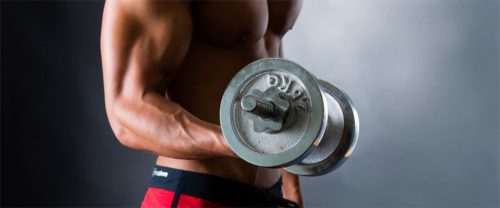 ダンベルを持ち上げる男性