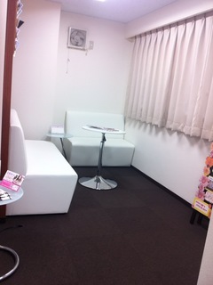 脱毛ラボ待合室はこんな感じ