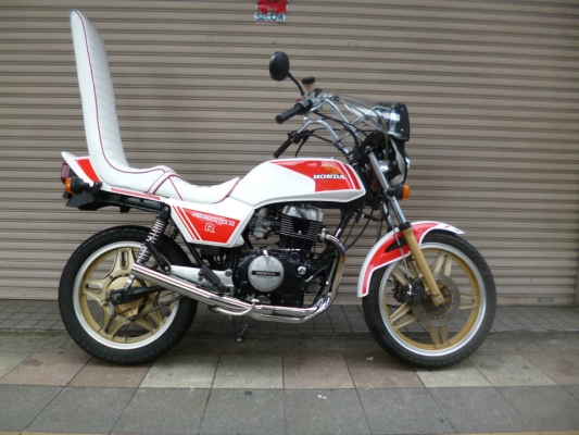 Honda Cb400nホーク 旧車バイク専門店zeroのオーナーが語る二輪のある生活