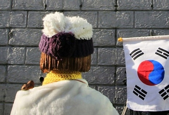 18日、韓国・ノーカットニュースは、韓国・釜山の日本総領事館前に昨年末設置された慰安婦像に、謝罪に訪れる日本人が相次いでいると報じた。写真は釜山・日本総領事館前の慰安婦像。