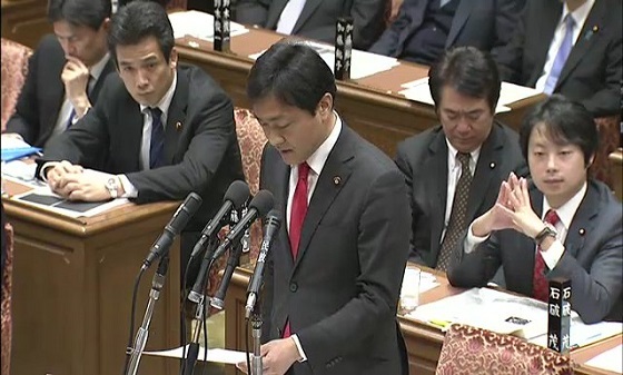 玉木「埋設物を撤去した業者に直接話をうかがった。掘り出した土の半分程度しか運び出していない。汚染土は処分費がかかるので運び出す量は少なくして、半分程度は運動場西側に埋めてある。アンモニア臭がして作業期