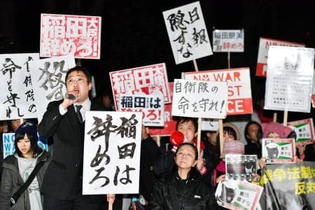 国会前で開かれた、南スーダンＰＫＯの自衛隊撤退などを求める集会＝１７日夜