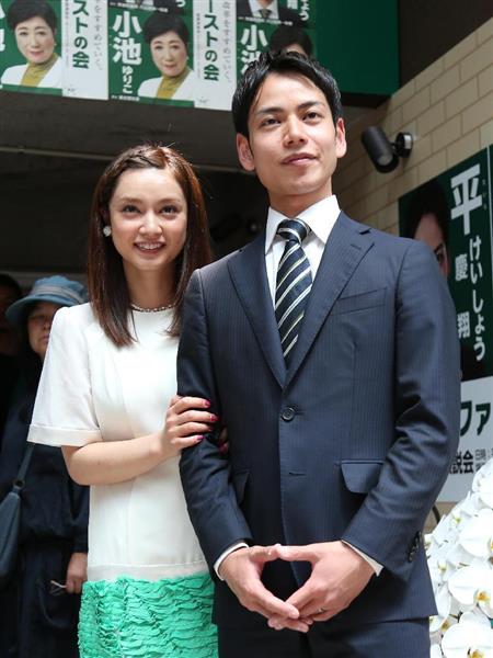 東京都議選　平愛梨さんの弟、平慶翔氏が事務所開き　姉も緑フリルのワンピースで登場