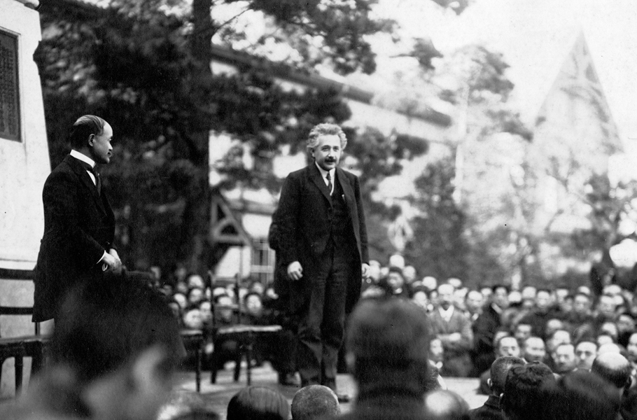 早稲田大学来訪時のアインシュタイン夫妻2