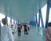 領事館への道