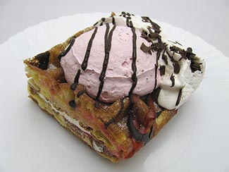 ワッフルケーキ いちご＆ホイップ  サンクス
