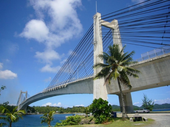 日本政府の援助で鹿島建設が新たに架けた「Japan－Palau friendship bridge」（日本－パラオ親善の橋）