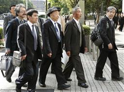 和解手続きのため東京簡裁に入る原告団=23日