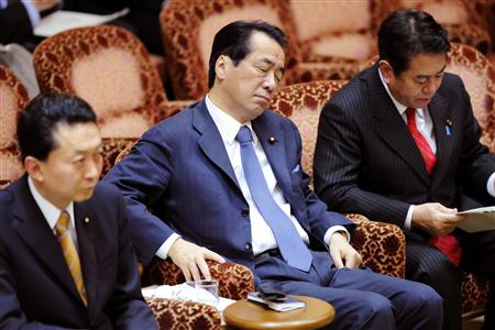 参院予算委で、目をつぶって質問を聞く菅副総理・財務相（中央）＝2010年3月10日午後