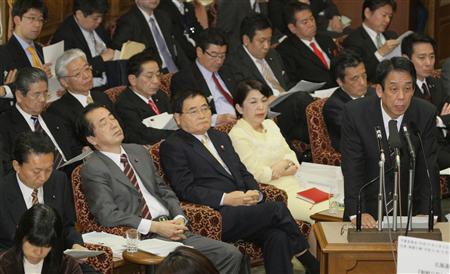 質問に答える川端文科相（右）。左から2人目は菅直人副総理・財務相＝2010年3月３日午後（酒巻俊介撮影）.