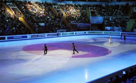 12011World GALA Finaleフジテレビは世界フィギュアのエキシビションのフィナーレでの「氷上の日の丸」などをカットして放送した。