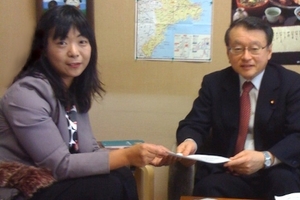 ヒューマンライツ・ナウ（HRN）伊藤事務局長は、2010年3月3日、中川正春文部科学副大臣に対し、高等学校無償から朝鮮学校を外すのは日本が批准した国際人権条約に明白に違反する差別取り扱いであり、そのような差別