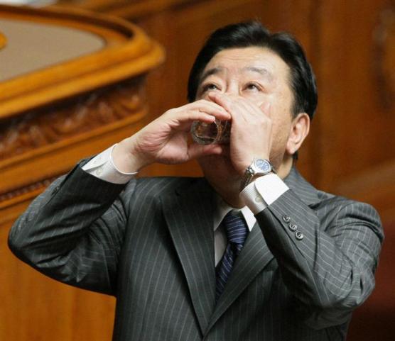 失礼、水をちょっと…　参院本会議で答弁中に咳き込み、水を飲む野田佳彦首相＝２０１１年９月１５日午前、国会・参院本会議場(酒巻俊介撮影)