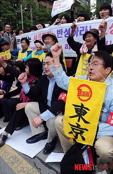 2011.10.12ソウルで慰安婦反日デモに参加した服部良一衆院議員（社民党）\NISI20111012_0005283268_web１０月１２日の午後、ソウルの駐韓日本大使館の前で行われた『第991回・日本軍慰安婦問題解決を促す定期水曜集