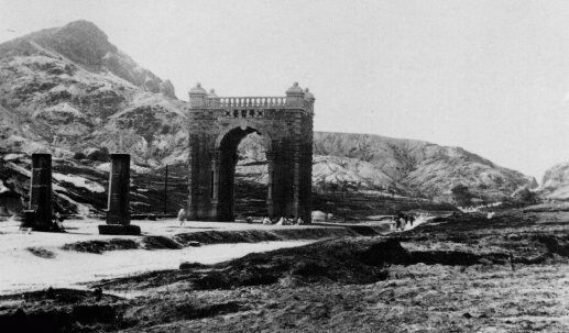日清戦争後に清から独立したために建てられた「独立門」。その前に「迎恩門」の石柱が残っている。