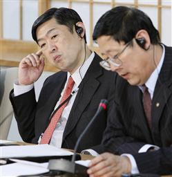 日支歴史共同研究委員会の会合後、記者会見する日本側の北岡伸一座長（左）と支那側の歩平座長＝０９年１２月、外務省