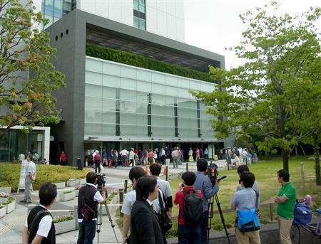 生活保護費が現金支給された大阪市西成区役所。関心の高まりを反映し、多くの報道陣が取材に訪れた=1日午前8時29分(写真:産経新聞