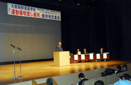 集会であいさつをする大阪朝鮮学園の辛正学理事長