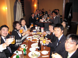 集会後の交流会では、勝利的和解に満足することなく今後も朝鮮学校を支援していこうと話し合った