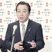 臨時代議士会で一体改革関連法案への賛成に理解を求める野田首相（左）（２５日午後５時４０分、国会で）