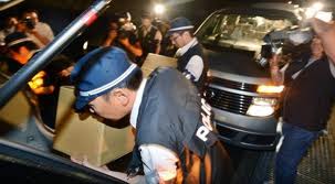 大津市教委の家宅捜索を終え、押収物を運び出す滋賀県警の捜査員ら＝大津市の市役所で２０１２年７月１１日午後１０時１５分、小関勉撮