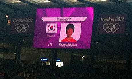 7月25日に行われたロンドンオリンピックサッカー女子予選リーグ[北朝鮮－コロンビア戦]試合前に北朝鮮チームの選手を紹介する会場のスクリーンに南朝鮮の国旗が誤って表示されるという事態が起こりました