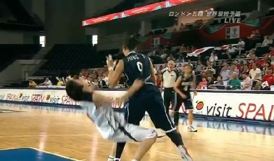 女子バスケ 日本vs韓国 韓国選手のラフプレー