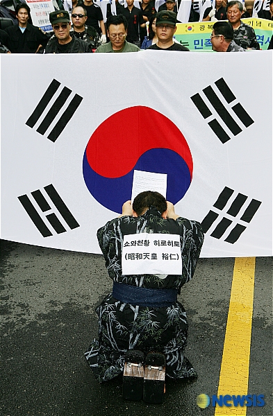 韓国外相も最大紙も謝罪要求！日王への土下座要求は当然！何が間違っているのか：韓国最大手新聞「朝鮮日報」李河遠（イ・ハウォン）政治部記者『昭和天皇は朝鮮民族全体を迫害し、弾圧し、南北を分断した「特別A級