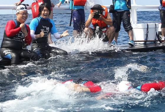 移動式プール（生け簀）で休み休み泳ぐ