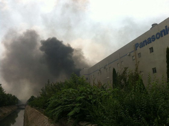 山東省青島　保税区のパナソニック工場が炎上