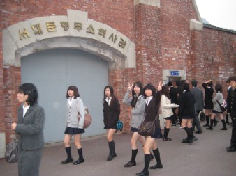 画像は韓国修学旅行で「西大門刑務所歴史館」（捏造ホラー屋敷）を訪れた神奈川県立七里ガ浜高等学校の生徒たち（2010年）