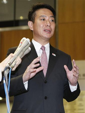 山中伸弥京都大教授のノーベル賞受賞を受け、記者の質問に答える前原科技相＝８日夜、内閣府