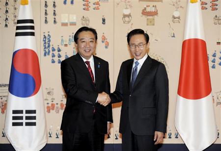 日韓首脳会談を前に握手する、韓国の李明博大統領（右）と野田首相＝2011年10月１９日午前、ソウルの青瓦台