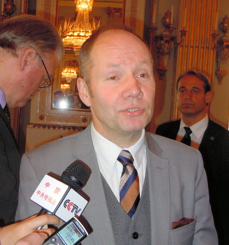 報道陣の質問に答えるスウェーデン・アカデミーのペーテル・エングルンド事務局長。中国系テレビが終始マイクを向けていた＝ストックホルム、伊東和貴撮影