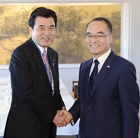 会談を前に握手する城島光力財務相（左）と韓国の朴企画財政相＝１１日午後、東京都内のホテル　日韓財務相、経済協力継続で一致