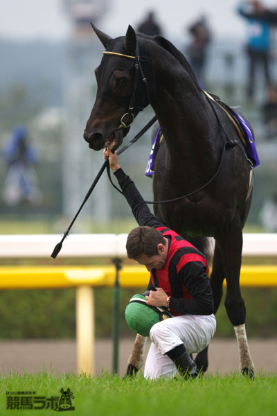 平成24年【天皇賞・秋】天覧競馬で優勝馬エイシンフラッシュから下馬して頭を下げるミルコ・デムーロ騎手
