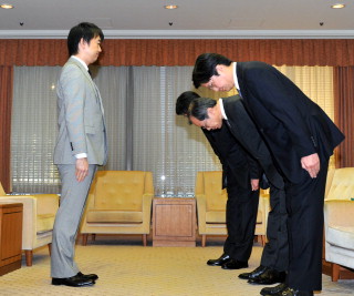 週刊朝日の掲載記事に関して橋下徹大阪市長（左）に謝罪する朝日新聞出版の篠崎充社長代行（右から２人目）ら＝大阪市役所で２０１２年１１月１２日、竹内紀臣撮影