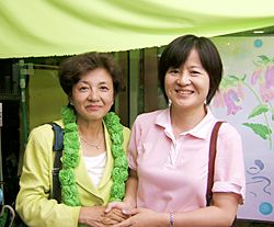 少なくとも１期目の選挙では、北朝鮮や中国との関係が深い市民の党も嘉田由紀子氏を支援していたようです。以下の写真に写っているのは、市民の党の伊沢桂子氏