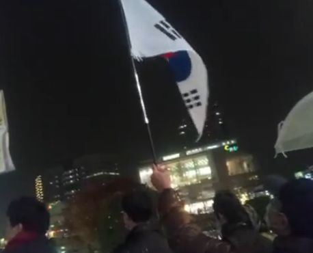 【衆院選】「民主党がんばれー！」「万歳（マンセー）！」「在日に参政権を！」 ネット右翼が野田首相の演説を妨害