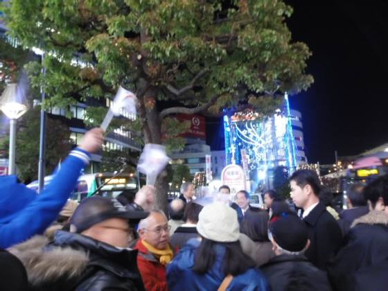 菅直人演説会に韓国旗いっぱい！（１２月１０日夜）吉祥寺