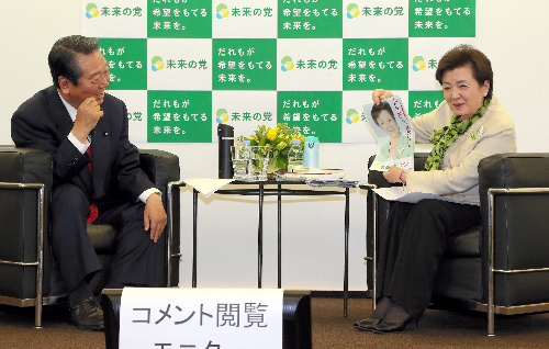 ネット動画の番組に出演するためにスタジオ入りする、日本未来の党の嘉田由紀子と小沢一郎
