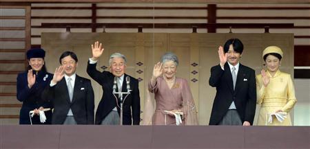 天皇誕生日の一般参賀で、皇后さまや皇太子ご夫妻、秋篠宮ご夫妻とともに長和殿のベランダに立ち、あいさつされる天皇陛下＝23日午前、皇居・宮殿東庭